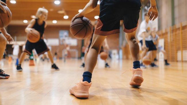 Olahraga Bola Basket: Sejarah, Aturan, Teknik Dasar & Manfaatnya